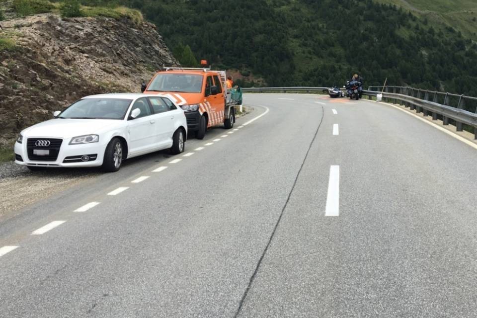 Auto e moto si urtano, donna ferita sul Bernina