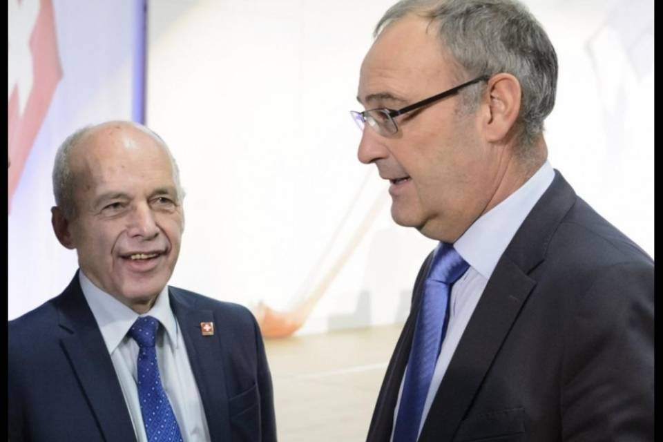 Maurer alle Finanze, Parmelin alla Difesa