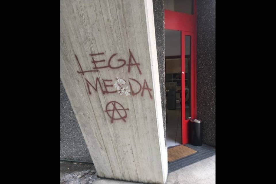 Vandali in via Monte Boglia