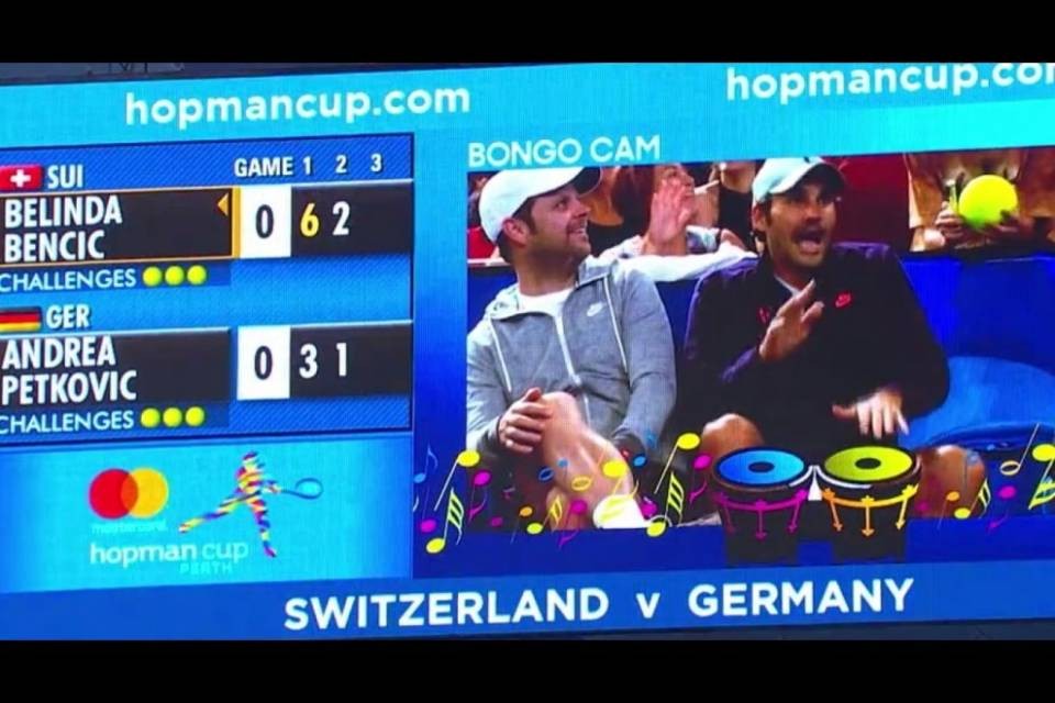 Federer scatenato, impazzisce per il bongo