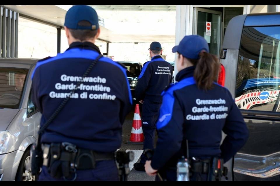 Vacanze in... dogana: pochi migranti, tanta carne e tartufi..