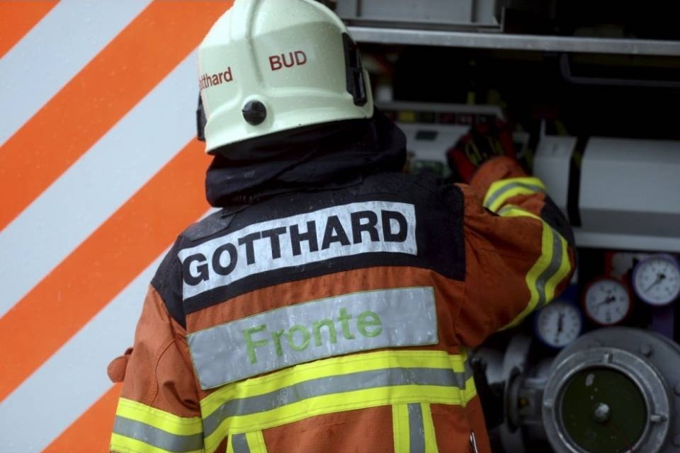 Auto in fiamme nel San Gottardo