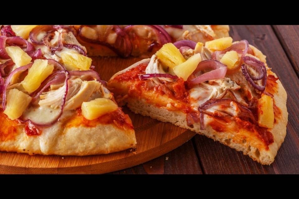 "Vieterei l'ananas sulla pizza": bufera sul presidente islandese