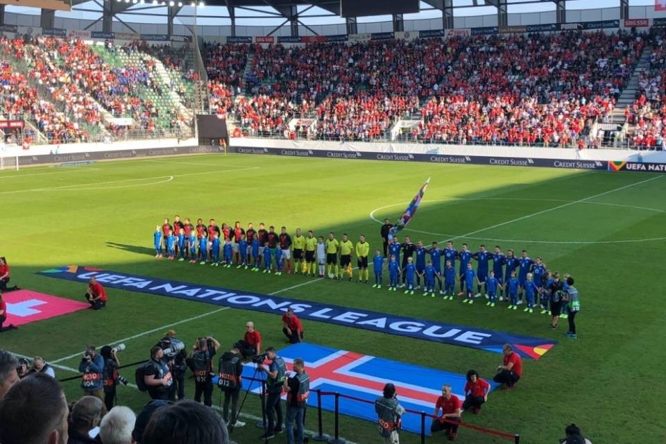 La Svizzera gioca a tennis contro l'Islanda