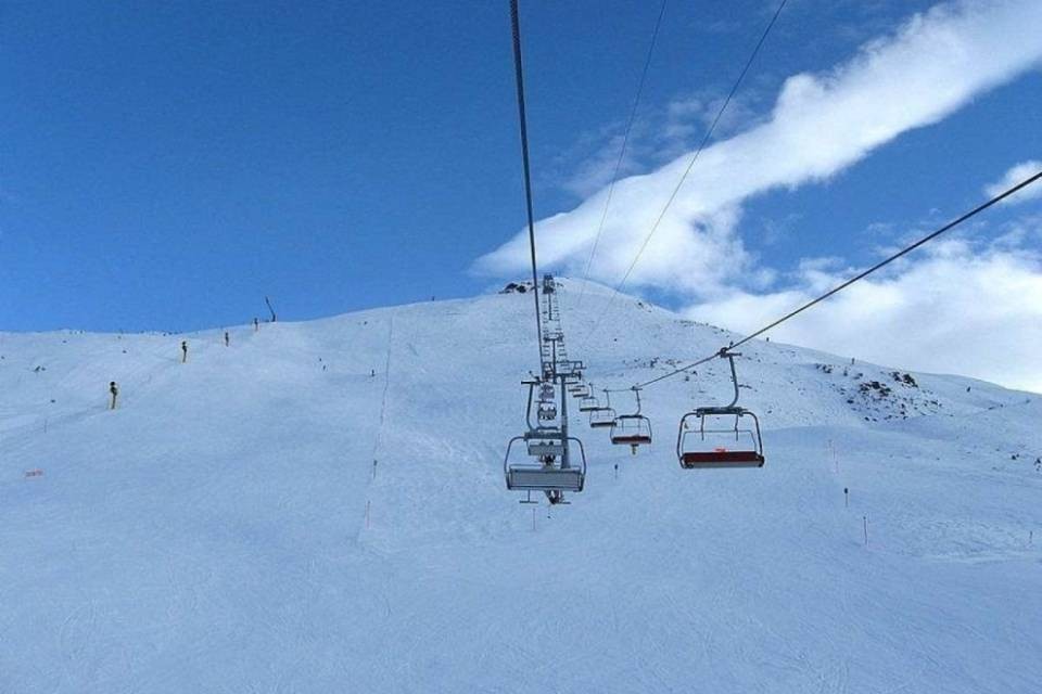 Muore contro un cannone da neve