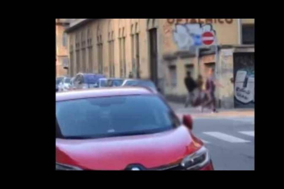 Senza vergogna: coppia fa sesso in pieno centro