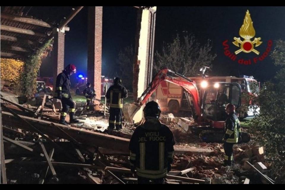 Esplode edificio, morti tre pompieri