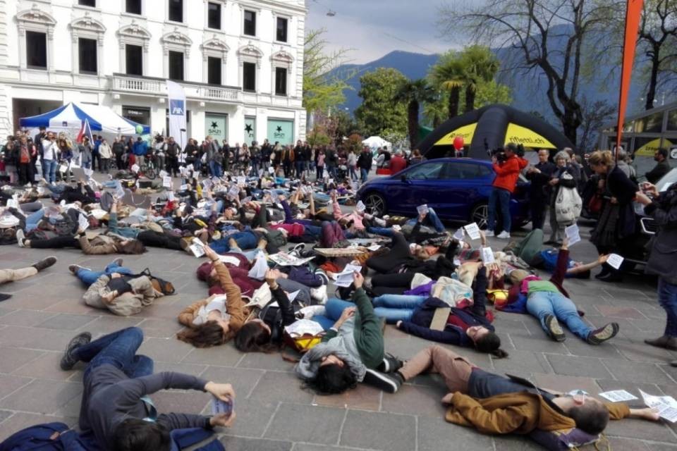 Flash mob per il clima a Lugano