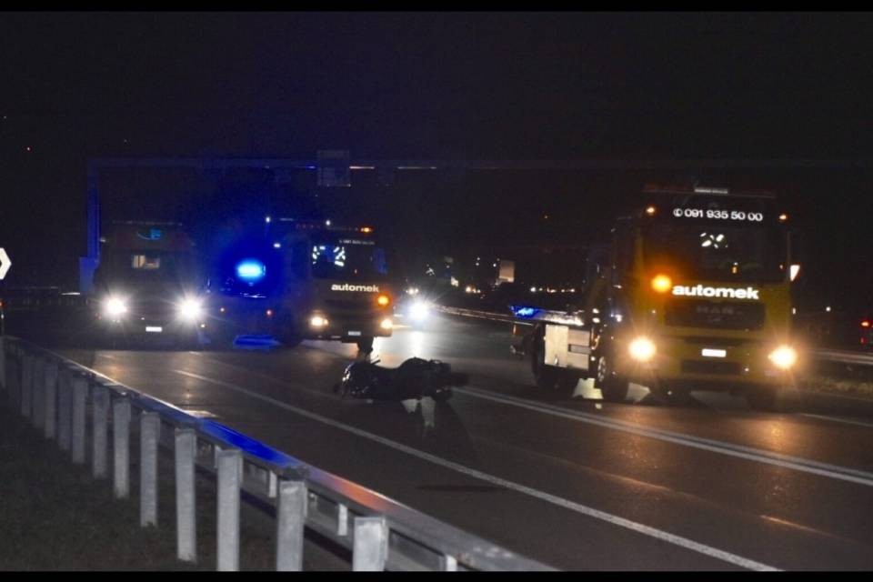 Grave incidente sulla A2, travolto uno scooterista