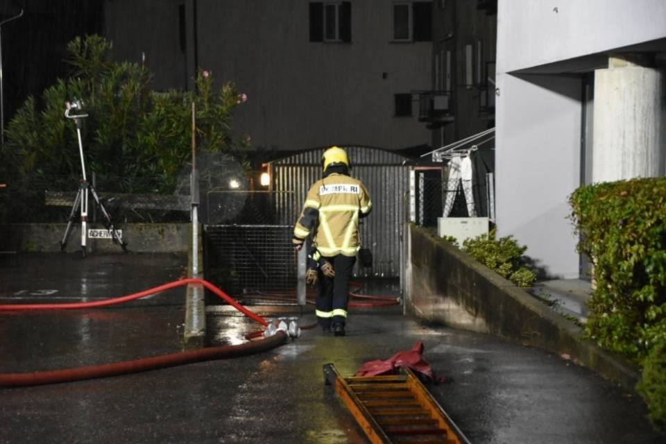 Fiamme da una canna fumaria, due intossicati