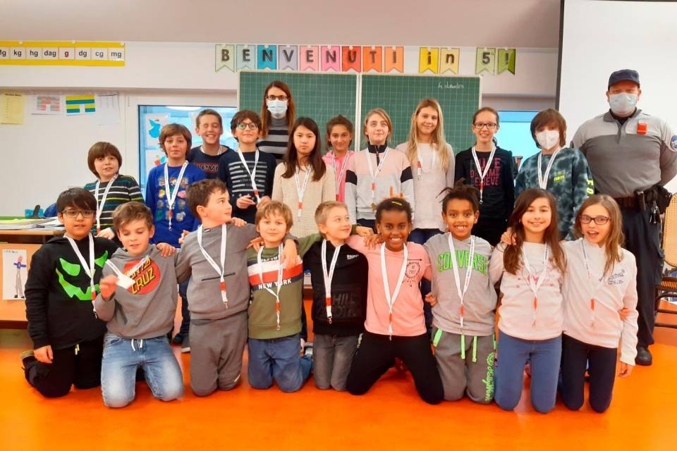 L’incontro fra i bambini della quinta B, i docenti Fabrizio Molteni e Laura Dolfini e l’assistente di Polizia Massimo Caccia.