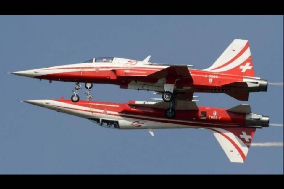 Patrouille Suisse in esibizione sopra il villaggio sbagliato