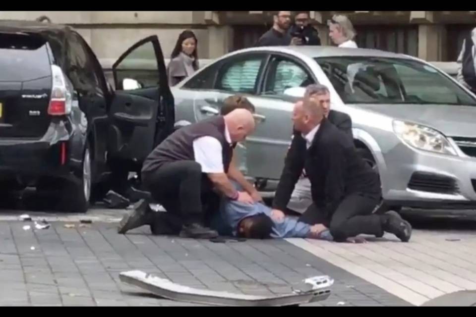 Londra: auto sale sul marciapiede e investe dei pedoni