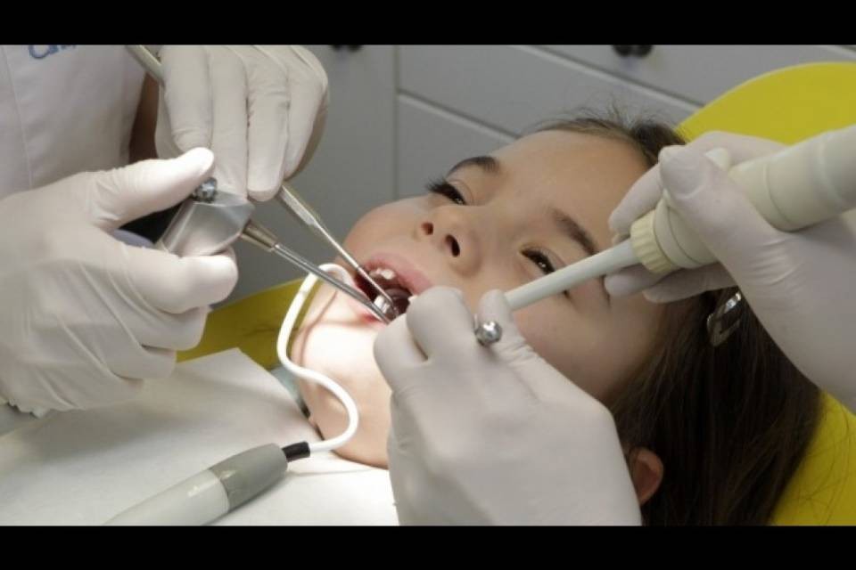 Arrestato un dentista accusato di aver emesso fatture false