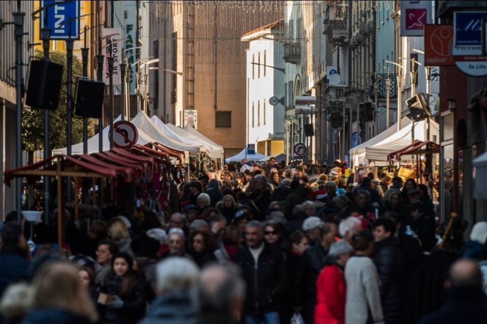 Folla al mercatino di Natale di Chiasso