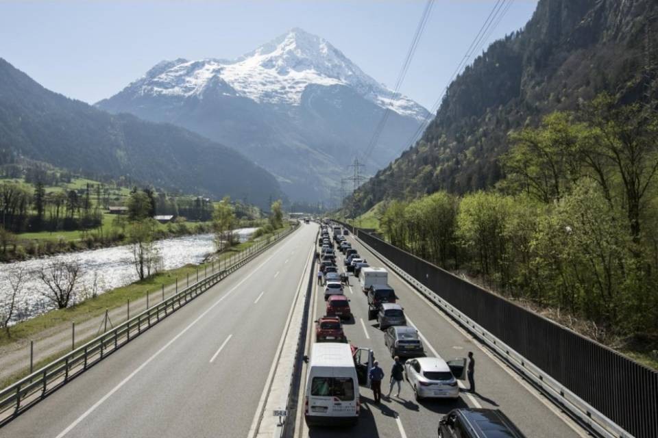 San Gottardo, code chilometriche in direzione sud