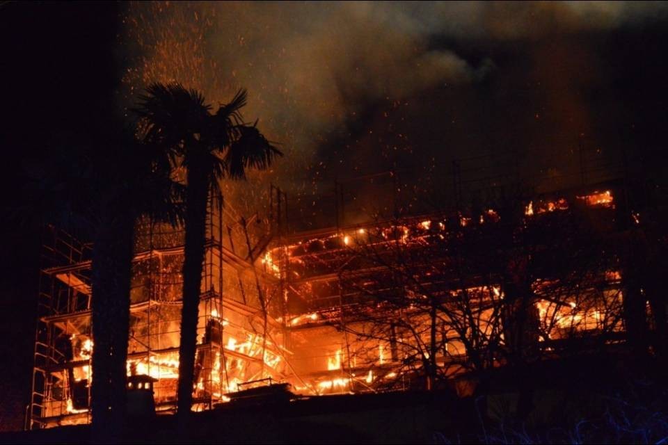 Violento incendio a Vira Gambarogno