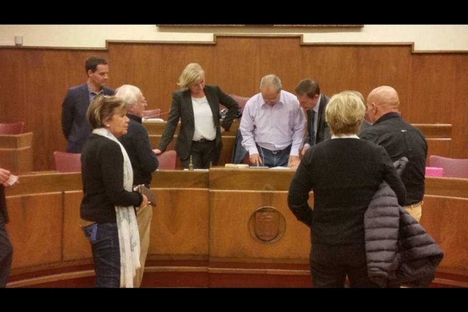Venduti all'asta gli ombrelli di Chiasso
