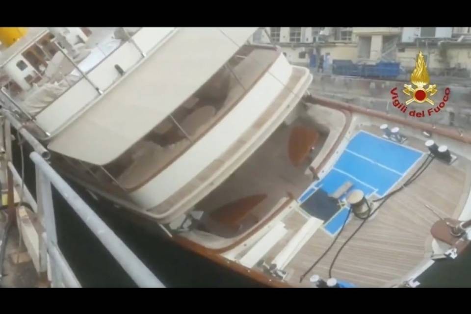Genova, si ribalta yacht: ci sono feriti