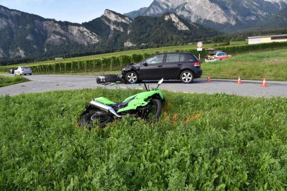 Scontro tra un'auto e una moto, ferito il centauro