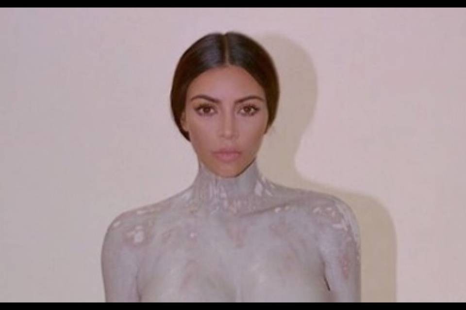Kim Kardashian senza veli per il suo nuovo profumo