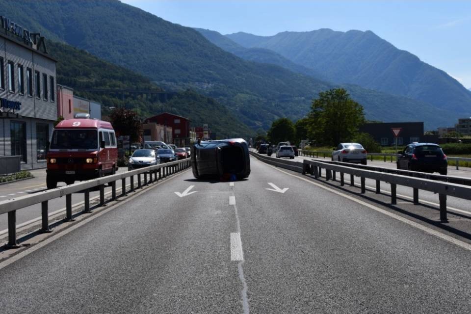 Sant'Antonino: urta la barriera metallica e si rovescia