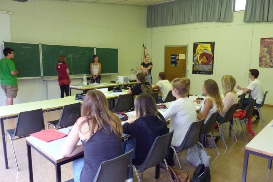 Studenti che aiutano studenti