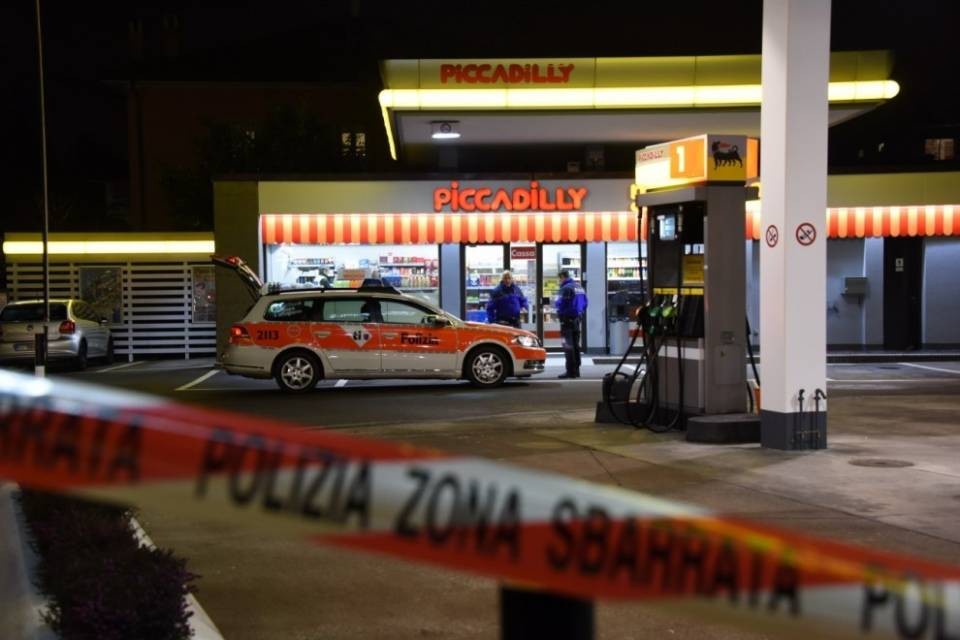 "Via i contanti dai distributori": due opinioni a confronto
