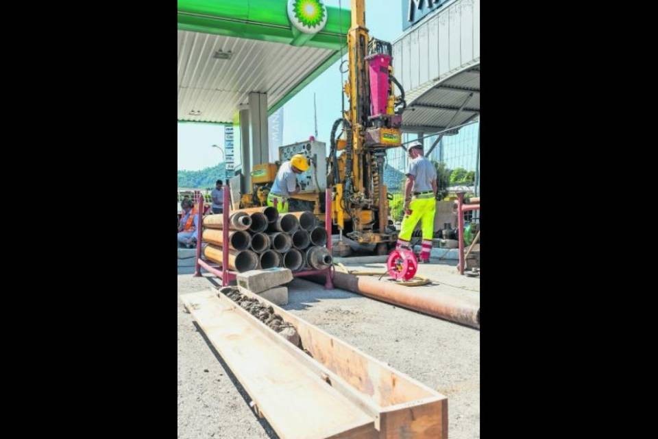 Maxiscavo in cerca di risposte: da dove arriva la benzina?