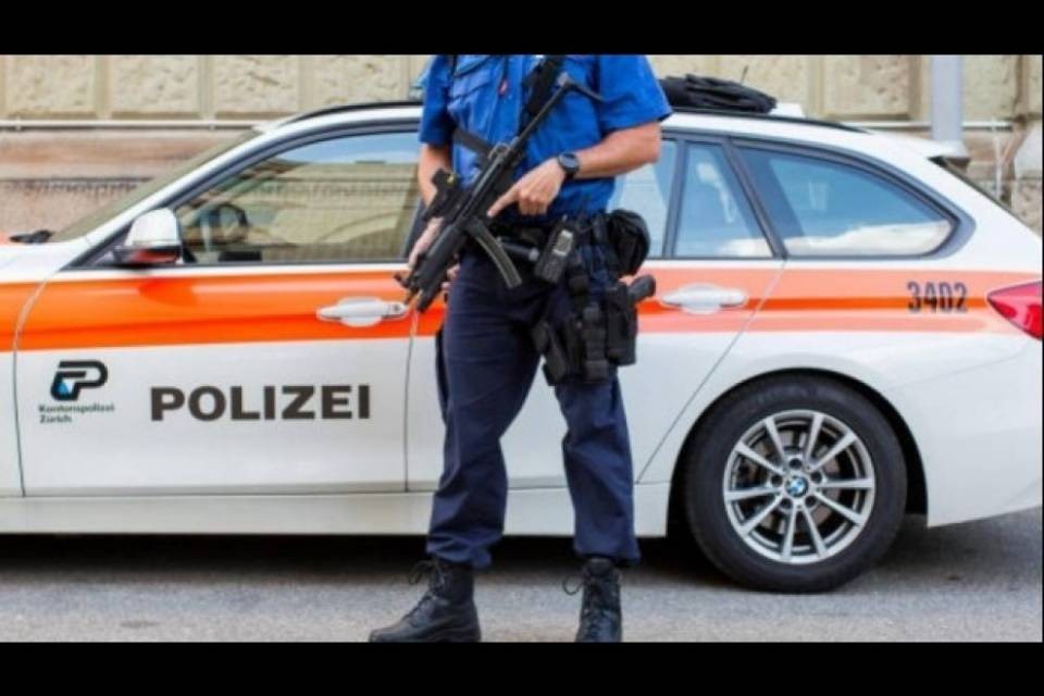 Dramma famigliare ad Au, donna trovata morta: fermato il compagno