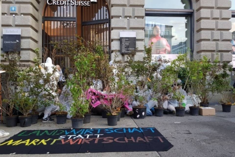 Liberato l'ingresso del Credit Suisse, fermati 64 attivisti