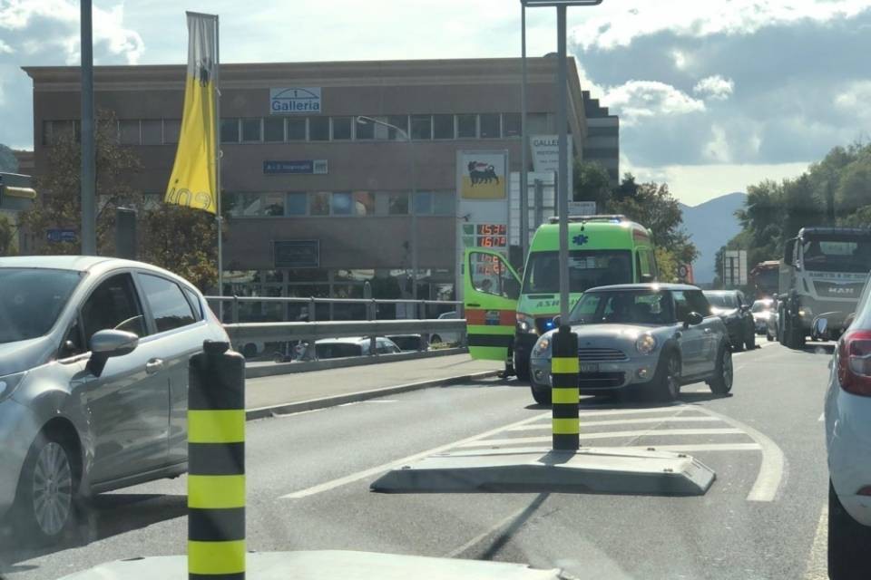 Incidente in moto a Manno, traffico in tilt