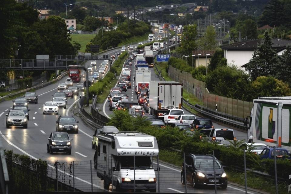 A2 a tre corsie: "Soluzione vecchia e dannosa"