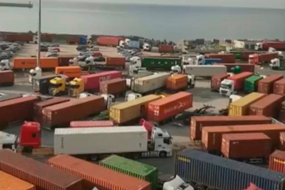 Il porto di Genova invaso dai camion in attesa