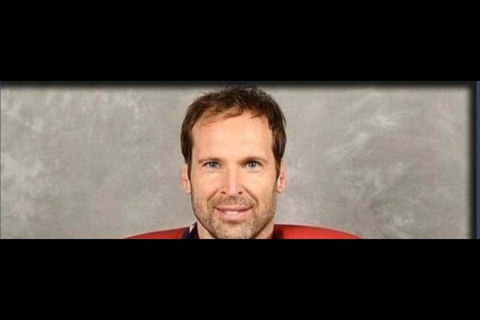 Che debutto di Cech sul ghiaccio! Para tre rigori e la sua squadra vince