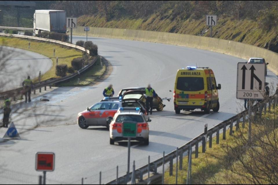 Un'auto sbanda, chiuso il Ceneri