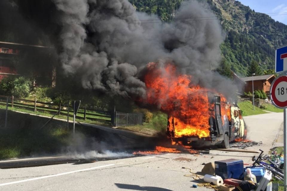 Camper distrutto dalle fiamme sulla A13