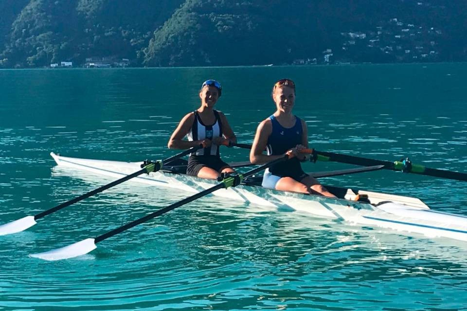 Chiara Cantoni (a sinistra) e Olivia Nacht sul nuovo scafo “Filippi” di Donoratico (Livorno)