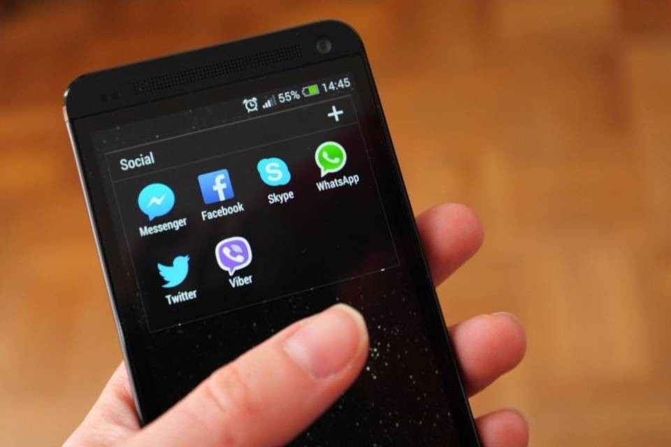 'Whatsapp va bandito dalle scuole svizzere'
