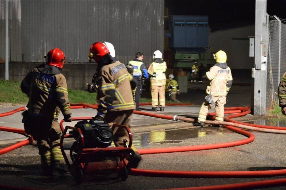 Vasto incendio in uno stabile commerciale a Cresciano