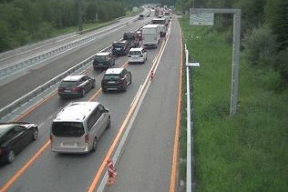 Veicolo in avaria sull'A2, traffico rallentato