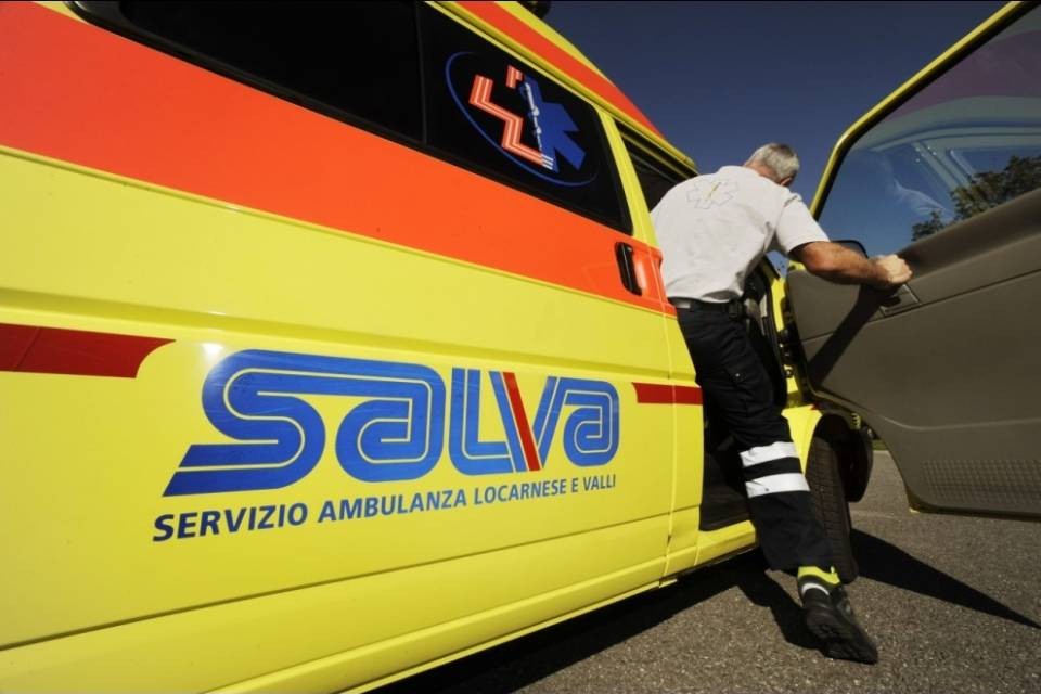 Perde il controllo dello scooter e cade a terra, due feriti