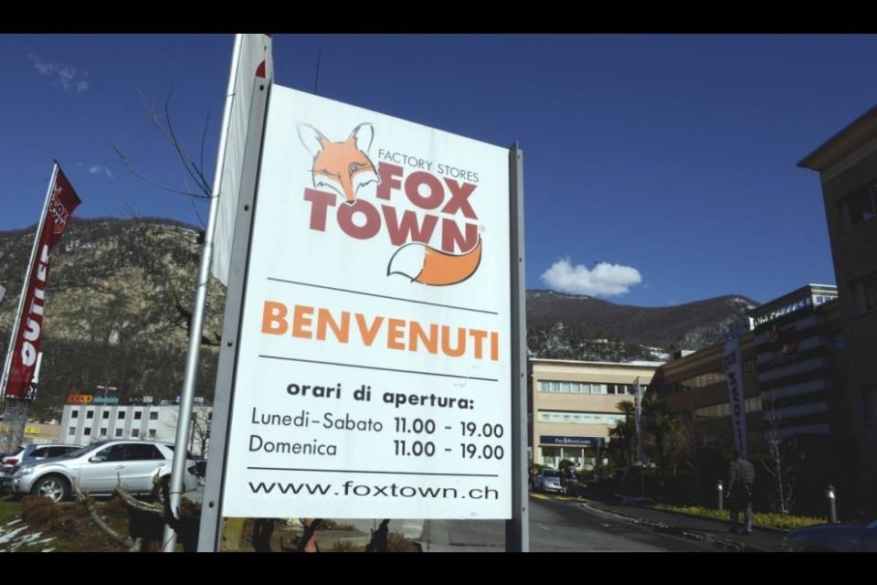 Tolti 6 burqa al FoxTown