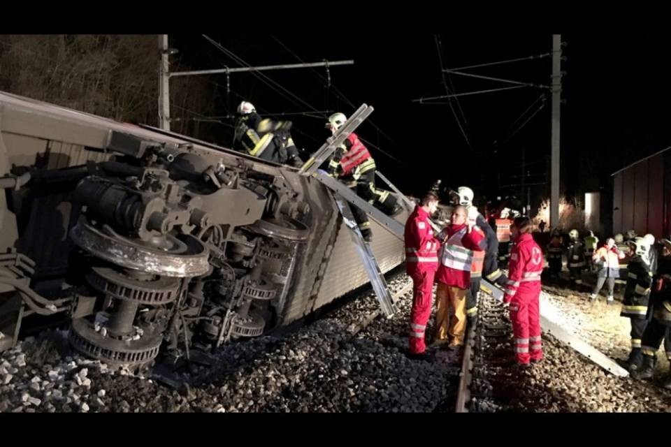 Austria, scontro fra due treni