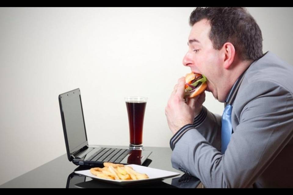 Come combattere la fame da stress? Lo spiega il dietista del Cardiocentro...