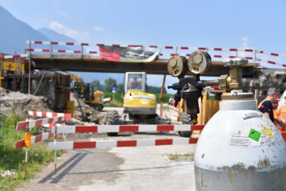 Fiammata da una bombola in un cantiere di Riazzino