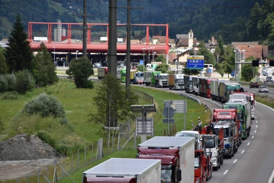 È mistero sulla scia oleosa che ha paralizzato la A2