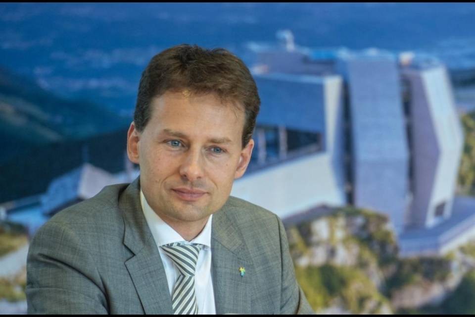 Elia Frapolli va in congedo (non pagato)