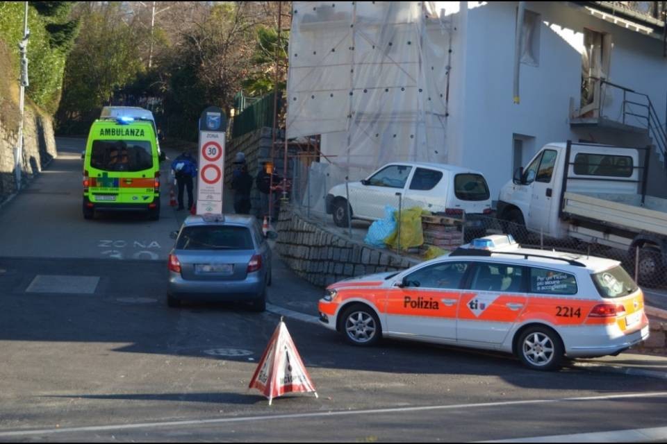 Cade da un'impalcatura, è grave