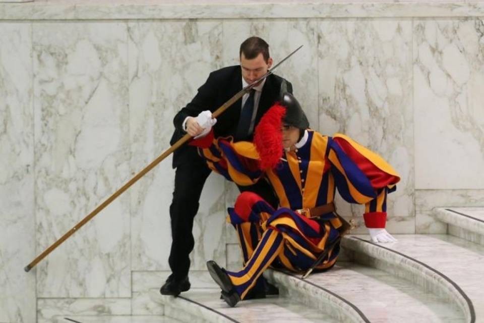 Guardia svizzera cade durante l'udienza del Papa